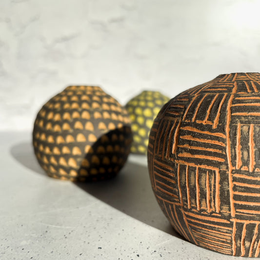 BOTZ EDITION. 9826 Florida i den orange dekoren på det mörka alstret till höger, mörk lera bränd vid 1250 °C. Alstret till vänster visar en annan färg.