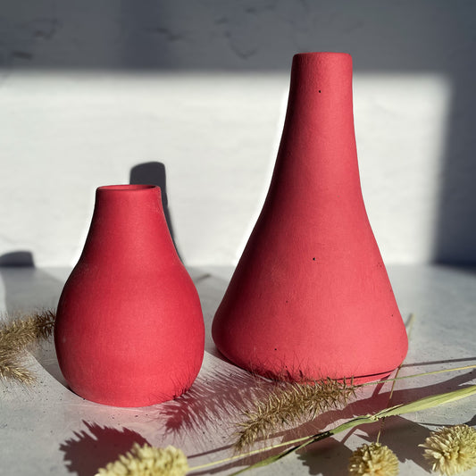 BOTZ EDITION. Röda vaser med 9824 Red på vit lera, brända vid 1250 °C.