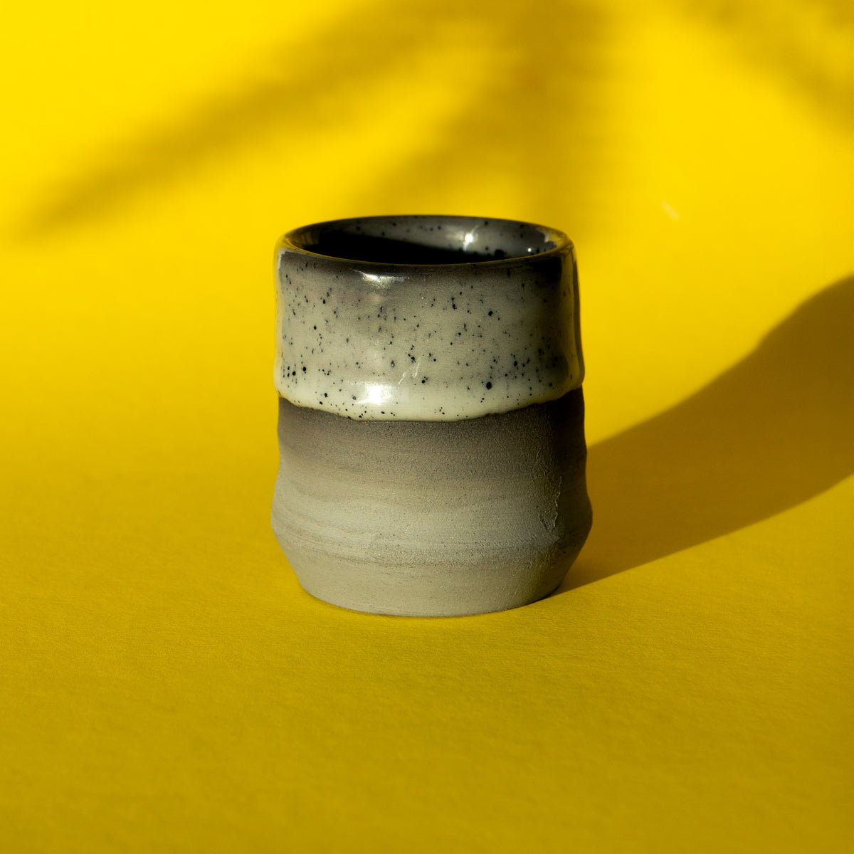 Kärl med prickig 9450 på den övre delen av mörk lera. Bränd vid 1050 °C enligt BOTZ:s bildunderlag.