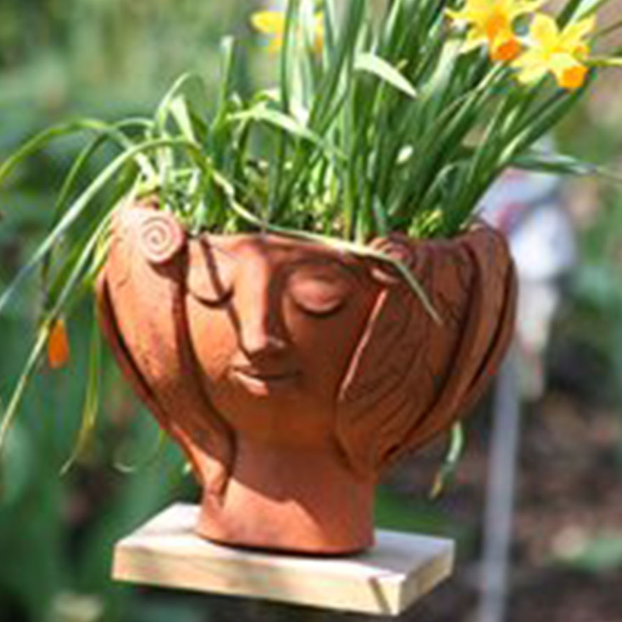 Ansiktsformad blomkruka – inspiration för Goerg & Schneider 552. Keramikbedarf Tina Binder.
