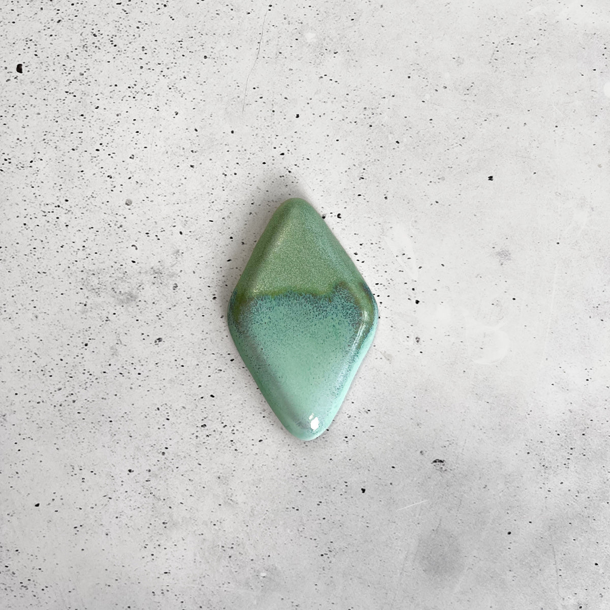 BOTZ 9867 Patina med PLUS 9020 på vit lera vid 1250 °C.