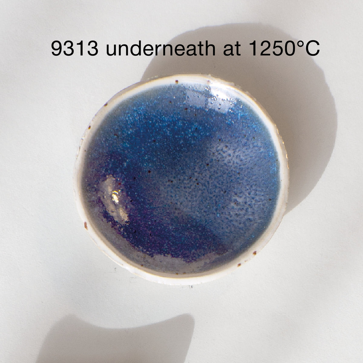 BOTZ 9879 Bright blue effect med 9313 under vid 1250 °C. Utsnitt ur BOTZ:s produktöversikt.
