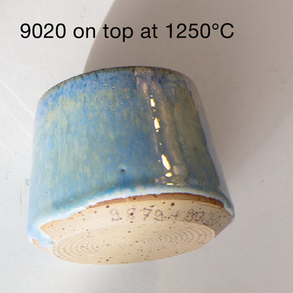 BOTZ 9879 Bright blue effect med PLUS 9020 ovanpå vid 1250 °C. Utsnitt ur BOTZ:s produktöversikt.