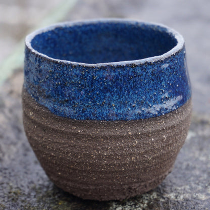 Mugg med BOTZ 9881 Deep blue på mörk lera vid 1250 °C.