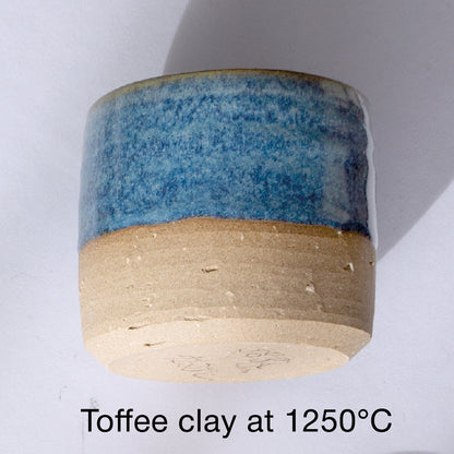 BOTZ 9882 Blue grey speckle på toffeefärgad lera vid 1250 °C. Utsnitt ur BOTZ:s produktöversikt.
