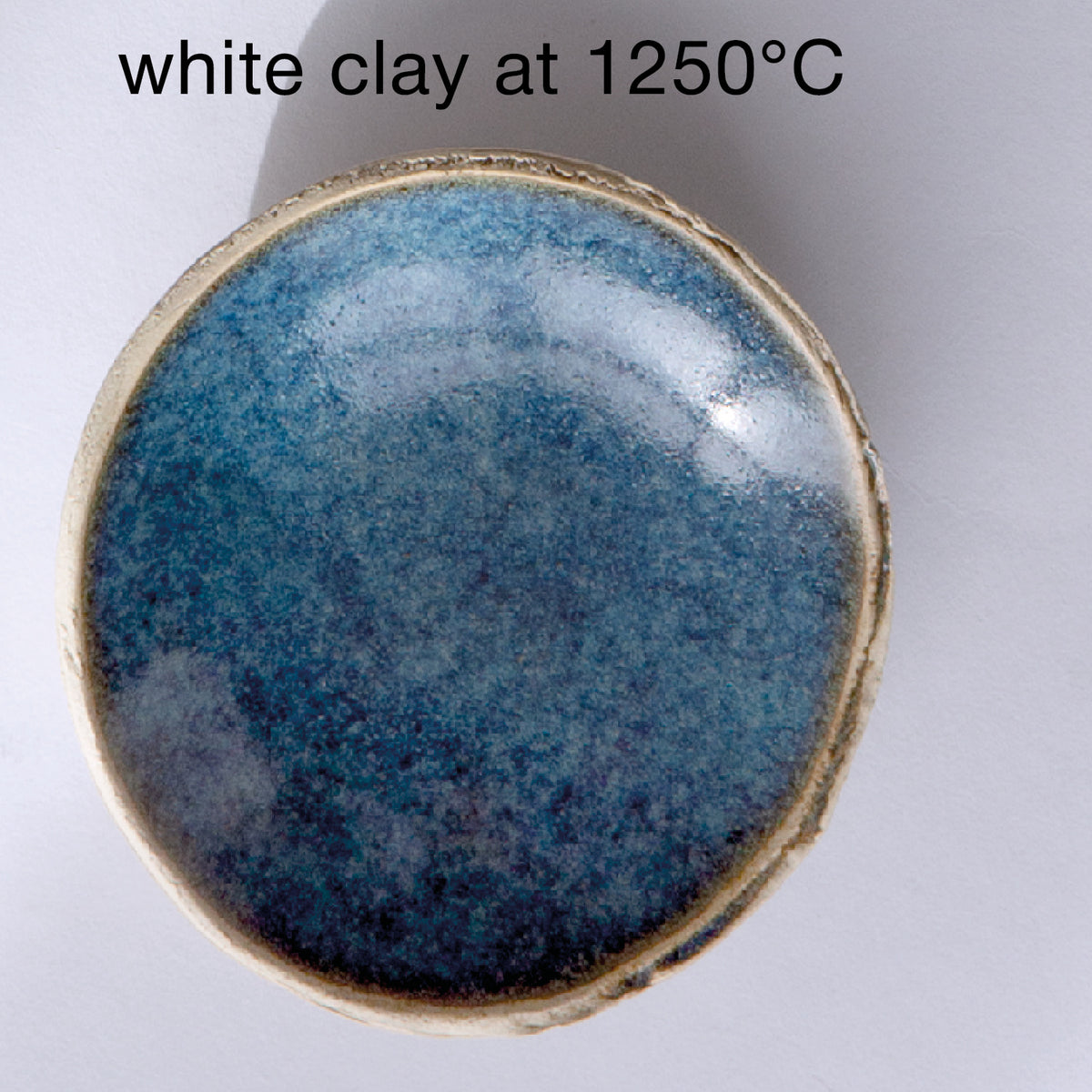 BOTZ 9882 Blue grey speckle på vit lera vid 1250 °C. Utsnitt ur BOTZ:s produktöversikt.