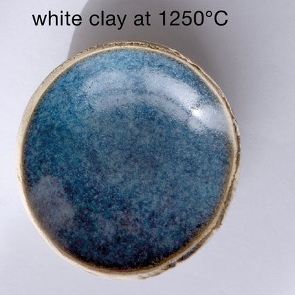 BOTZ 9882 Blue grey speckle på vit lera vid 1250 °C. Utsnitt ur BOTZ:s produktöversikt.