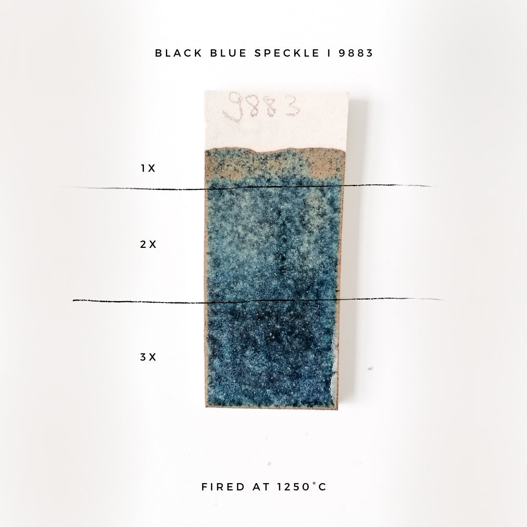 BOTZ 9883 Black blue speckle – glasyrprov med 1, 2 och 3 lager vid 1250 °C