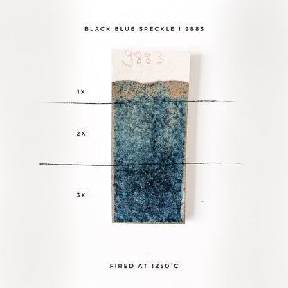 BOTZ 9883 Black blue speckle – glasyrprov med 1, 2 och 3 lager vid 1250 °C