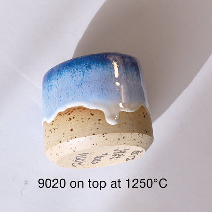 BOTZ 9889 Indigo med PLUS 9020 ovanpå, bränd vid 1250 °C. Utsnitt ur BOTZ:s produktöversikt.