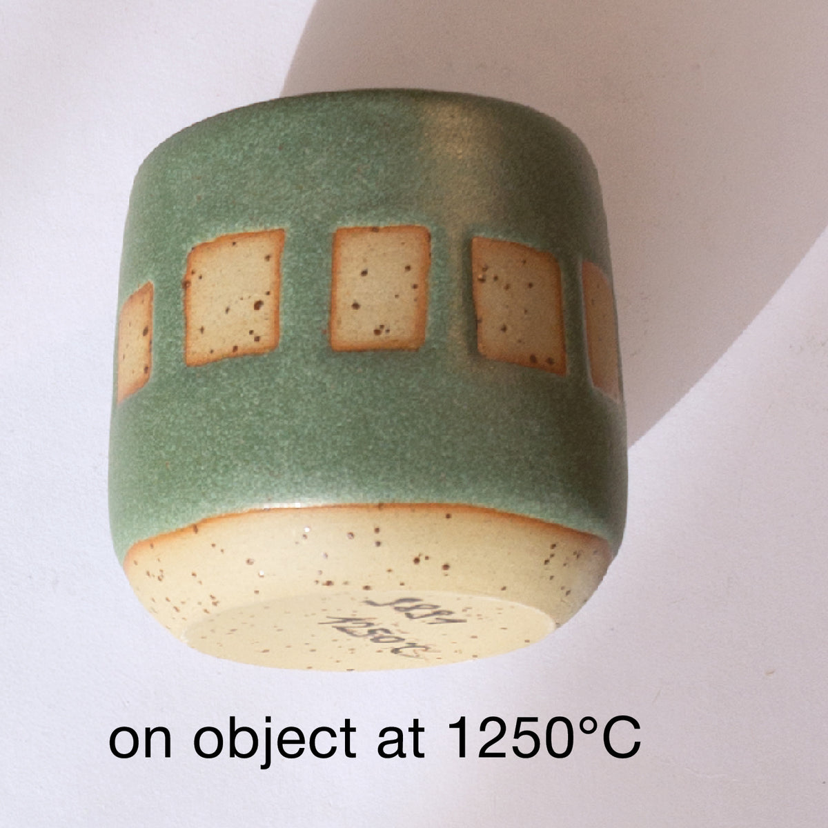 Mugg med BOTZ 9891 Green granite vid 1250 °C. Utsnitt ur BOTZ:s produktöversikt.