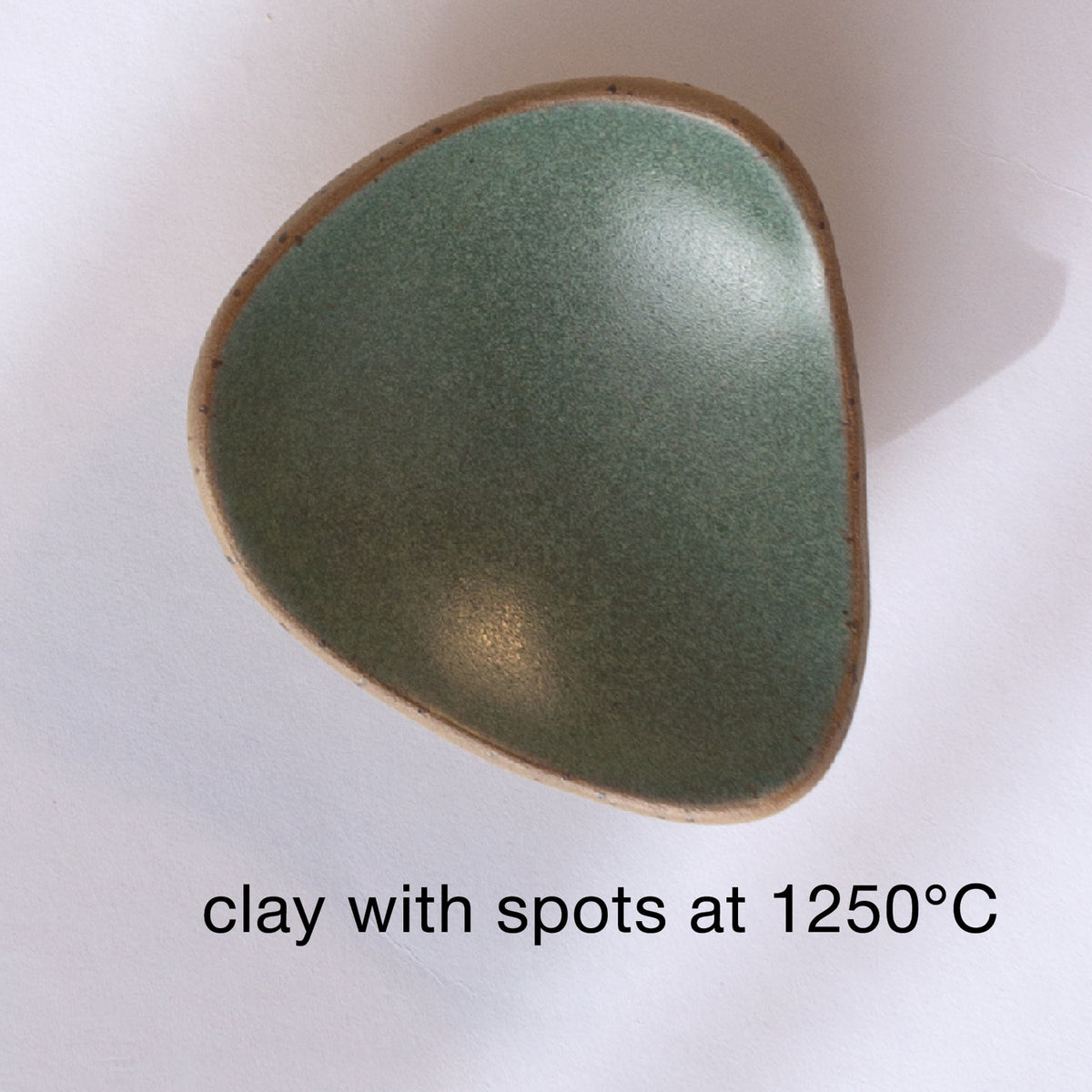 BOTZ 9891 Green granite på prickig lera vid 1250 °C. Utsnitt ur BOTZ:s produktöversikt.