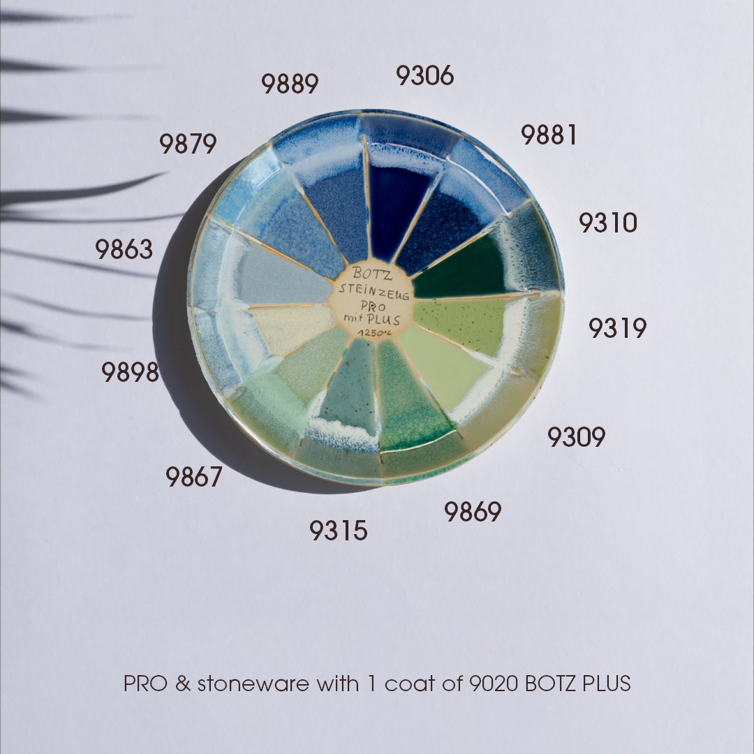 Numrerat provfat med BOTZ Stoneware och PRO samt ett lager PLUS 9020 vid 1250 °C. Varje färg är märkt med sitt BOTZ-nummer.