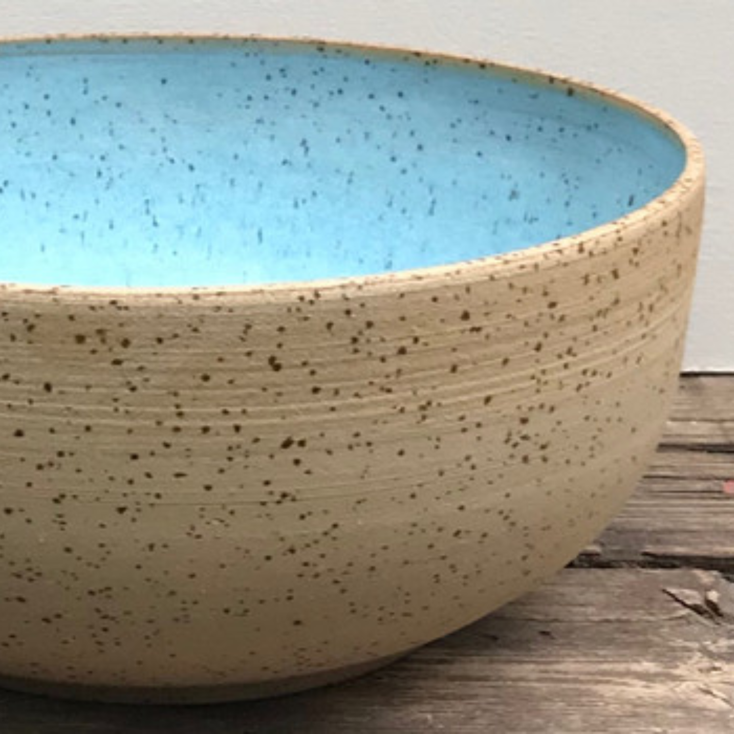 Goerg & Schneider 933 – ljus stengodslera med fin chamotte & basaltprickar