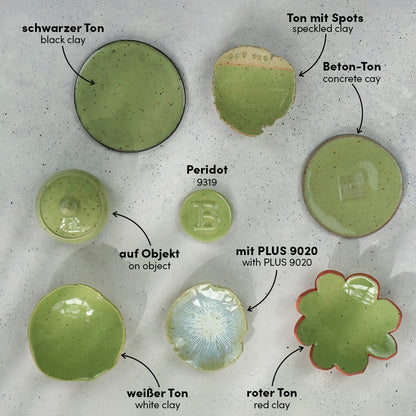 BOTZ 9319 Peridot PRO. BOTZ:s jämförelse av 9319 på olika leror och vid olika temperaturer. Underlag, eventuella kombinationer och temperaturer anges i bilden.