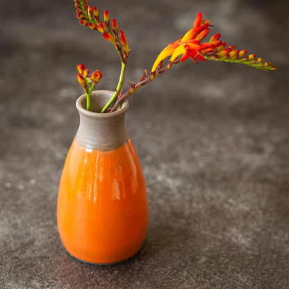 BOTZ 9621 Fire Opal PRO. 9621 på den orange vasen av grå lera, bränd vid 1150 °C.
