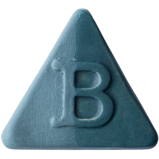 BOTZ EDITION. BOTZ:s provplatta med 9806 Ocean. Till vänster visas 2–3 lager engobe utan glasyr; till höger samma engobe med ett lager transparent glasyr, enligt BOTZ:s jämförelse.