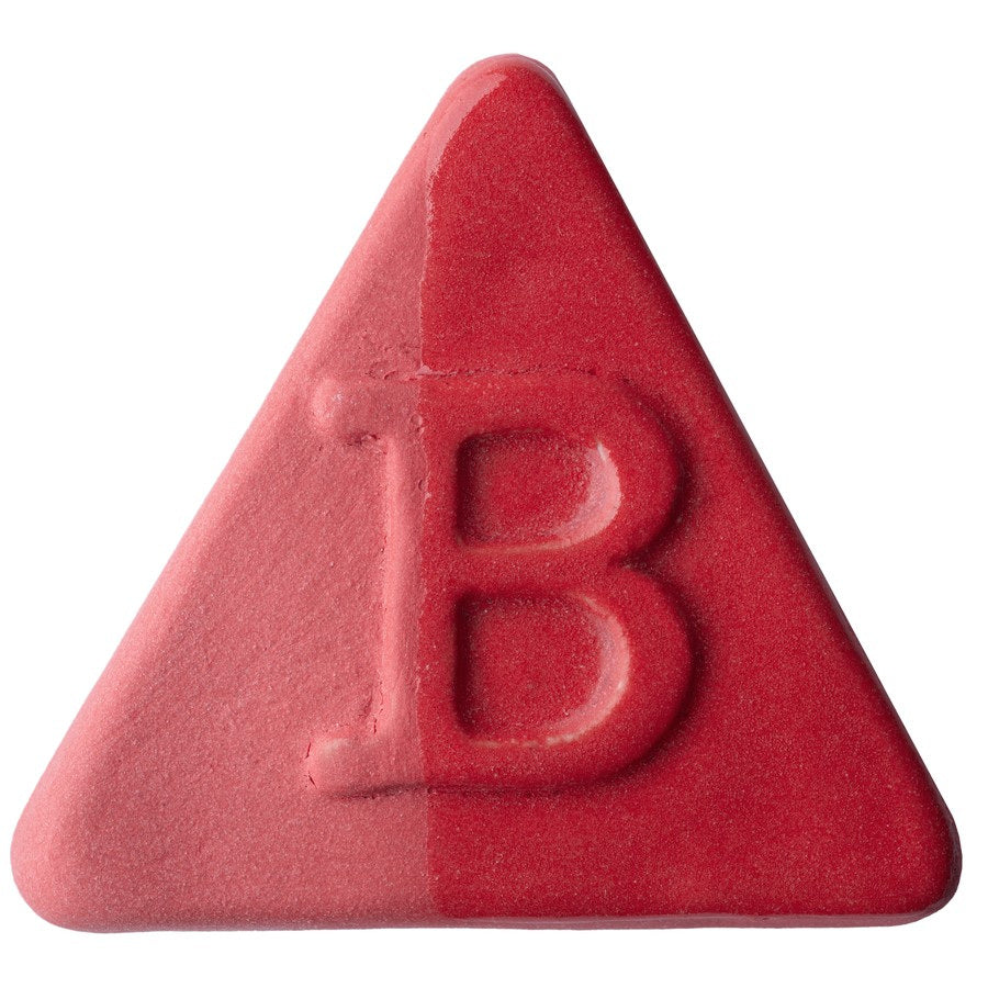 BOTZ EDITION. BOTZ:s provplatta med 9824 Red. Till vänster visas 2–3 lager engobe utan glasyr; till höger samma engobe med ett lager transparent glasyr, enligt BOTZ:s jämförelse.