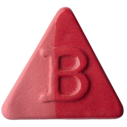 BOTZ EDITION. BOTZ:s provplatta med 9824 Red. Till vänster visas 2–3 lager engobe utan glasyr; till höger samma engobe med ett lager transparent glasyr, enligt BOTZ:s jämförelse.