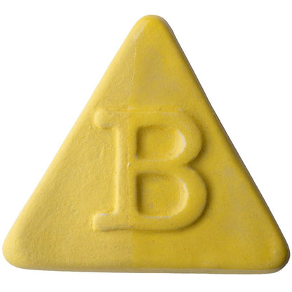 BOTZ EDITION. BOTZ:s provplatta med 9821 Yellow. Till vänster visas 2–3 lager engobe utan glasyr; till höger samma engobe med ett lager transparent glasyr, enligt BOTZ:s jämförelse.