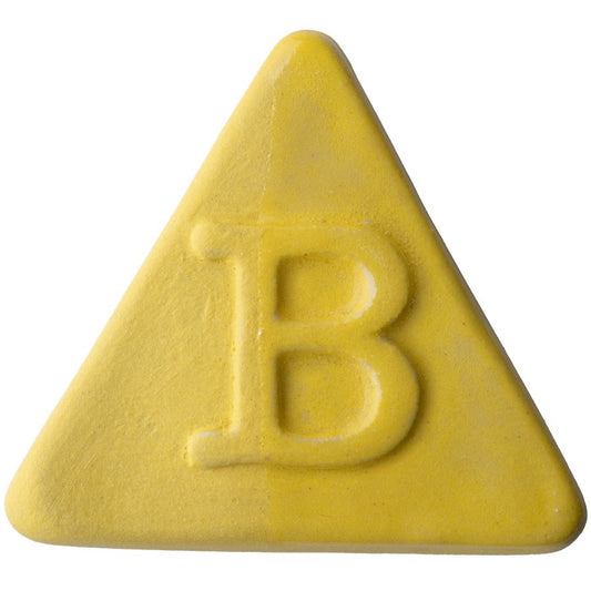 BOTZ EDITION. BOTZ:s provplatta med 9821 Yellow. Till vänster visas 2–3 lager engobe utan glasyr; till höger samma engobe med ett lager transparent glasyr, enligt BOTZ:s jämförelse.