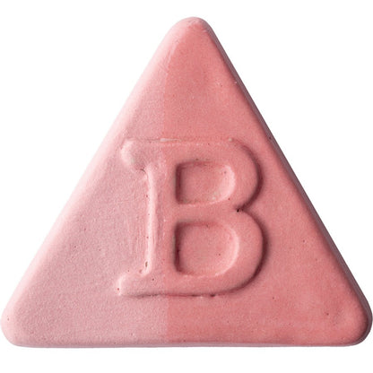 BOTZ EDITION. BOTZ:s provplatta med 9822 Flamingo. Till vänster visas 2–3 lager engobe utan glasyr; till höger samma engobe med ett lager transparent glasyr, enligt BOTZ:s jämförelse.