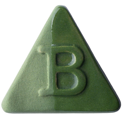 BOTZ EDITION. BOTZ:s provplatta med 9825 Bamboo. Till vänster visas 2–3 lager engobe utan glasyr; till höger samma engobe med ett lager transparent glasyr, enligt BOTZ:s jämförelse.