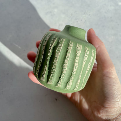 BOTZ EDITION. Vas med 9825 Bamboo på vit lera, bränd vid 1250 °C. De ljusa partierna ingår i dekoren.