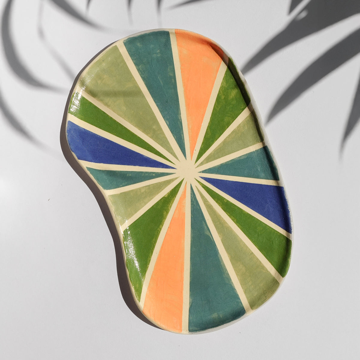 BOTZ EDITION. Fat med 9802 Avocado, 9825 Bamboo, 9826 Florida, 9806 Ocean och transparent 9870, bränt vid 1250 °C.