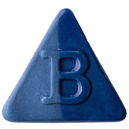BOTZ EDITION. BOTZ:s provplatta med 9805 Blue. Till vänster visas 2–3 lager engobe utan glasyr; till höger samma engobe med ett lager transparent glasyr, enligt BOTZ:s jämförelse.