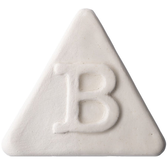 BOTZ EDITION. BOTZ:s provplatta med 9801 White. Till vänster visas 2–3 lager engobe utan glasyr; till höger samma engobe med ett lager transparent glasyr, enligt BOTZ:s jämförelse.