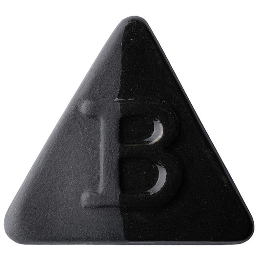 BOTZ EDITION. BOTZ:s provplatta med 9808 Black. Till vänster visas 2–3 lager engobe utan glasyr; till höger samma engobe med ett lager transparent glasyr, enligt BOTZ:s jämförelse.