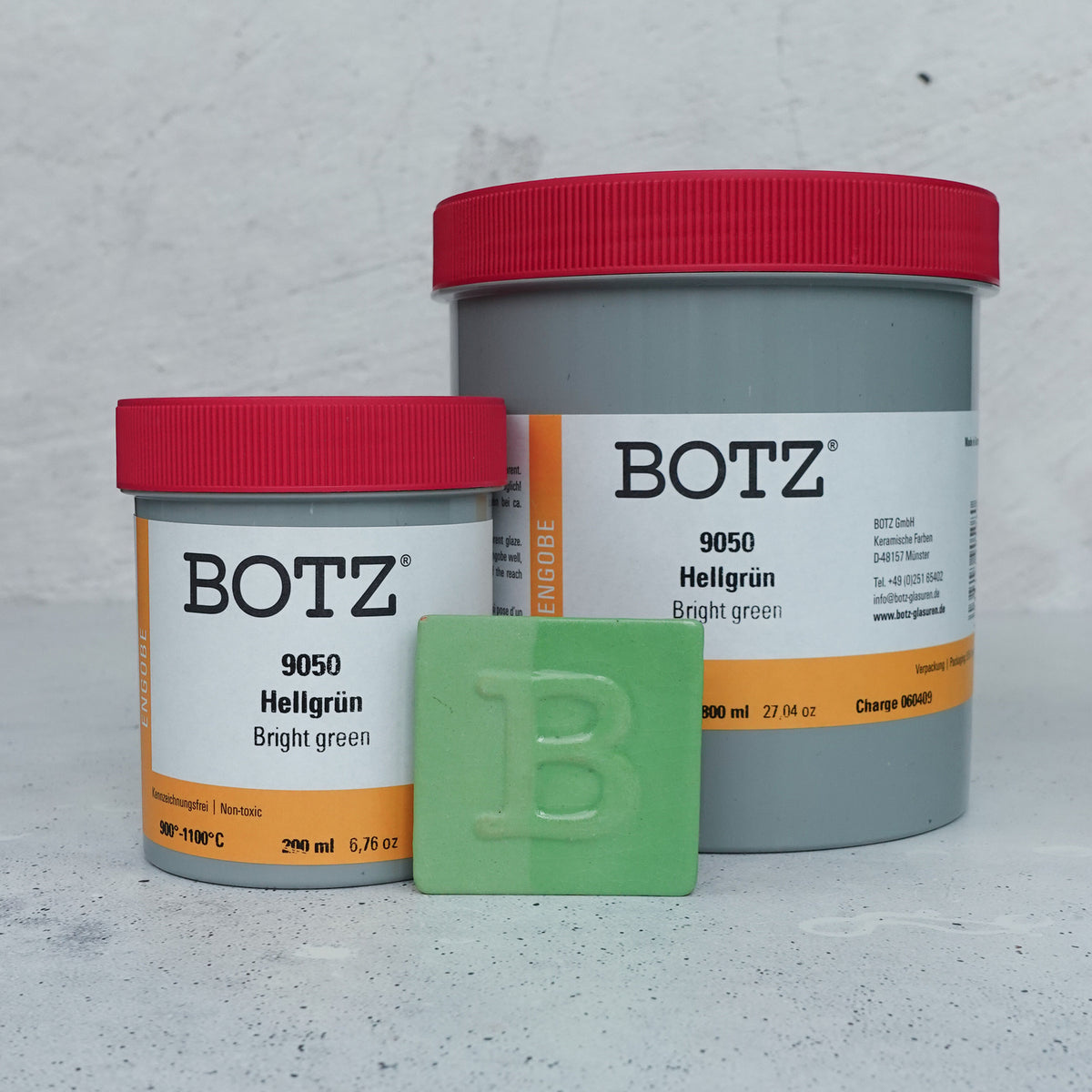 BOTZ engober. BOTZ 9050 Bright Green i 200 och 800 ml, tillsammans med en provplatta.