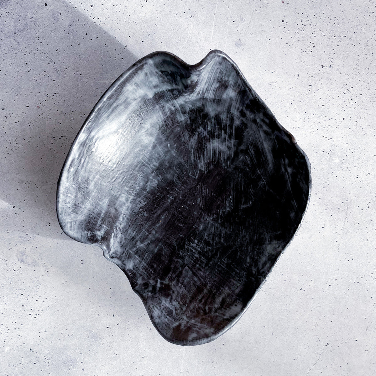 BOTZ engober. Svart skål med 9048 Black tillsammans med transparent 9300. Bilden visar en glaserad kombination.