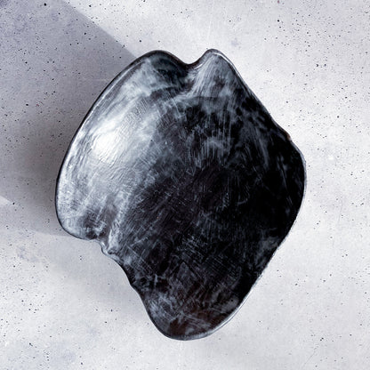 BOTZ engober. Svart skål med 9048 Black tillsammans med transparent 9300. Bilden visar en glaserad kombination.