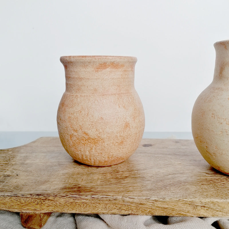 Den vänstra krukan visar 9481. Krukan till höger visar en annan glasyr. Bränd vid 1050 °C enligt BOTZ:s bildunderlag.