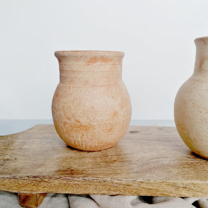 Den vänstra krukan visar 9481. Krukan till höger visar en annan glasyr. Bränd vid 1050 °C enligt BOTZ:s bildunderlag.