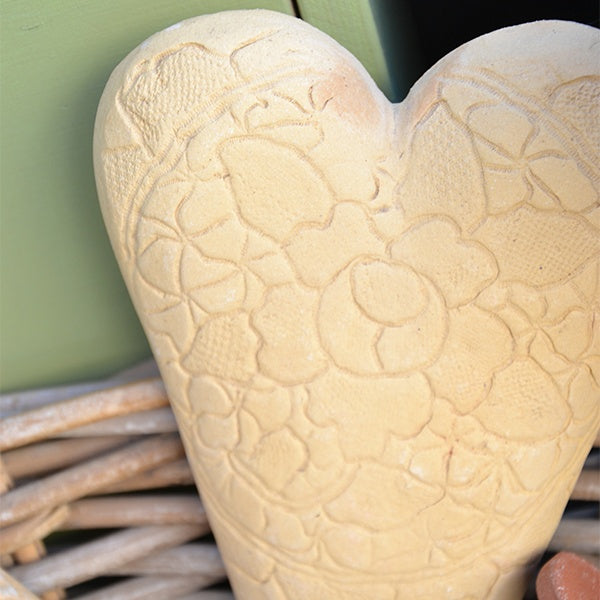 Detalj av ett dekorerat hjärta i Goerg & Schneider 395. Keramik av Petra och Hans-Peter Kaffine, via GS Pottery Passion.