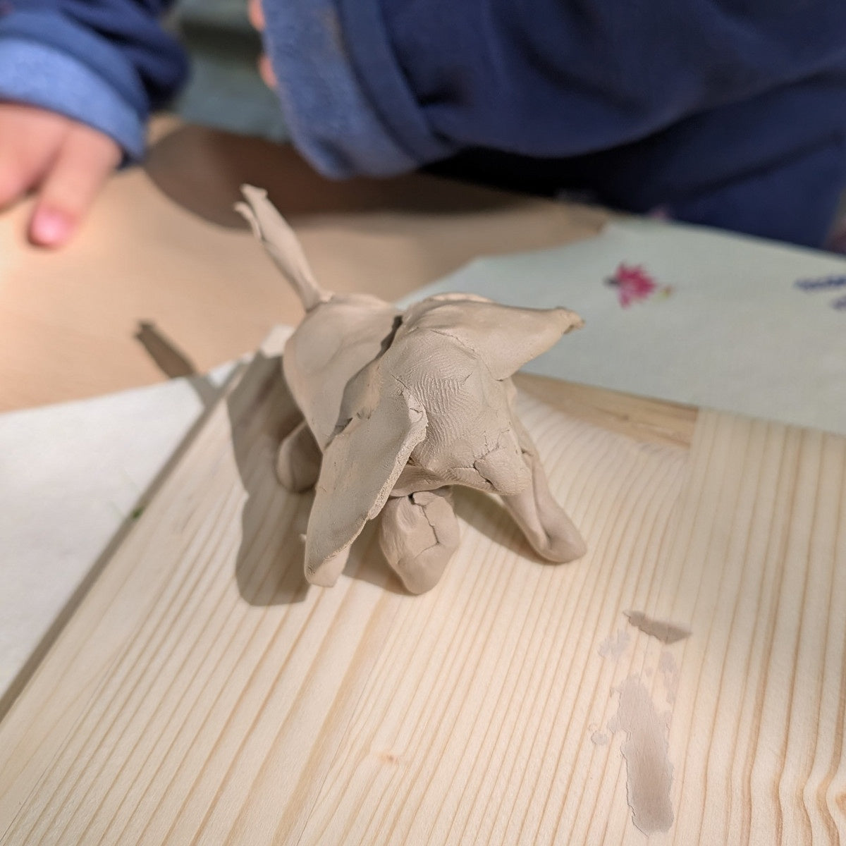 Liten djurfigur modellerad i GS 751 AirDry. Inspiration från Goerg & Schneiders AirDry-workshop vid HUF HAUS.
