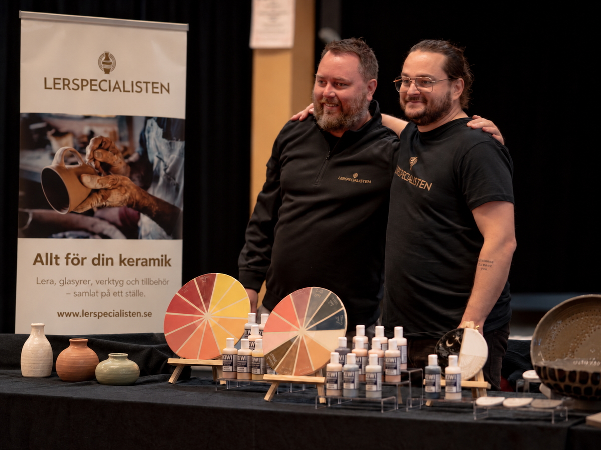 Per och Sebbe med Lerspecialistens sortiment på mässa. Bilden är redigerad.